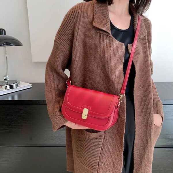 CARTERA MODELO BANDOLERO EN CUERO PU ROJA - Imagen 2
